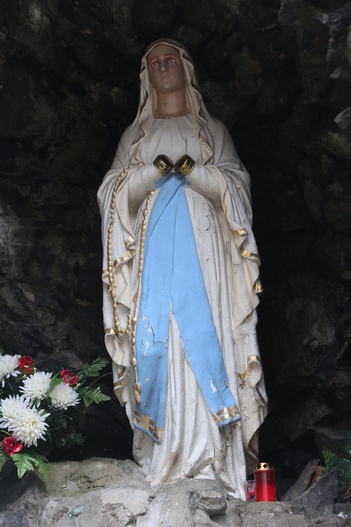 V noci z 10. na 11. januára boli poškodené dve náboženské sochy v Marianke.