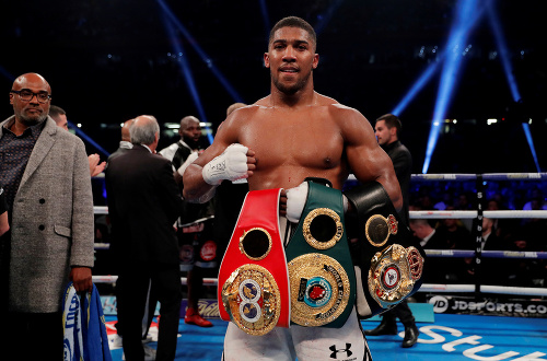 Anthony Joshua obhájil titul v ťažkej váhe.