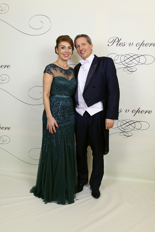 Bývalý riaditeľ RTVS v minulosti chodieval na ples s manželkou Andreou (57).