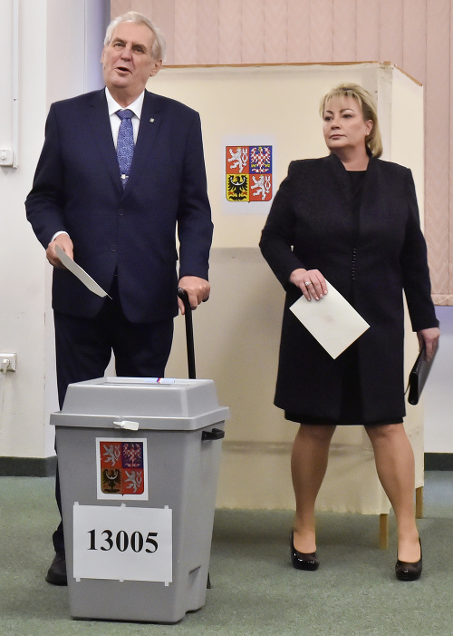 Prezident ČR Miloš Zeman počas hlasovania v prvom kole prezidentských volieb.