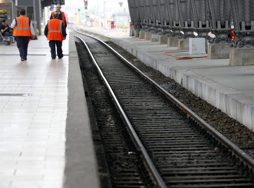 Zamestnanci železníc kráčajú na železničnej stanici v utorok 5. mája 2015 vo Frankfurte nad Mohanom. 
