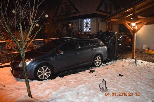 Opitý šofér narazil do plota a vo dvore poškodil aj cudzie auto.