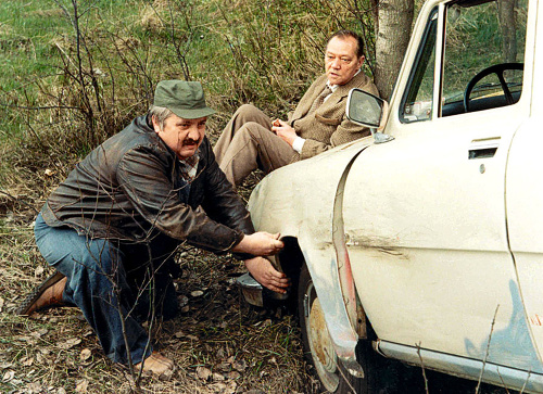 Doktor, ktorého stvárnil Hrušínský (vpravo), vznikol podľa skutočného doktora, ktorý sa rád kochal a preto mal nehody.
