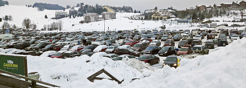 Centrálne parkovisko bolo Z návštevníkov sa tešili aj v lyžiarskej škole. v sobotu zaplnené už okolo poludnia.
