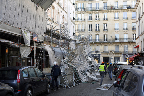 Poškodené lešenie po vyčíňaní víchrice Eleanor  v Paríži.