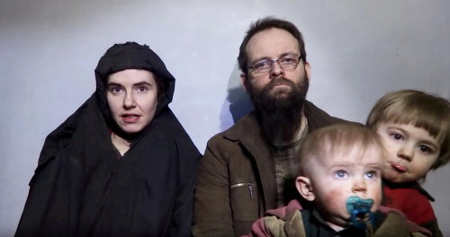 Rodina vyslobodená zo zajatia militantov v Pakistane sa vrátila do Kanady.