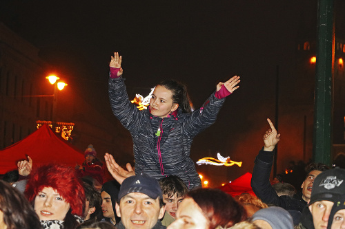 Ľudí, ktorí sa rozhodli oslavovať v Prešove, potešili domáci interpreti.
