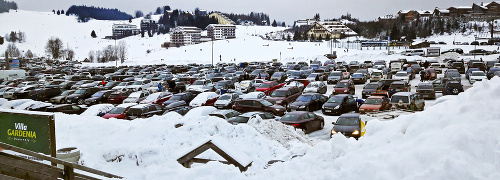 Donovaly - Nájsť parkovacie miesto v stredisku Donovaly bolo deň pred Silvestrom takmer nemožné.