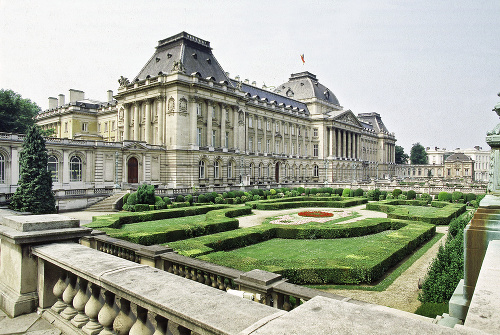 V centre Bruselu: Palác sa nachádza vo veľkom parku.