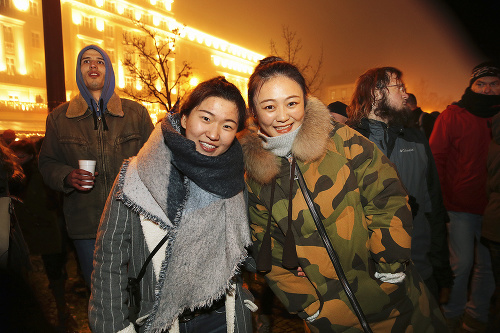 Kamarátkam z Číny bolo v Bratislave zima, no zahriali sa tancom. 