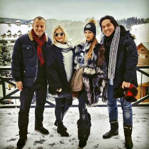 Boris Kollár s priateľkou a kamarátmi na Donovaloch počas Silvestra.