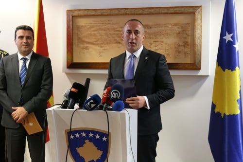 Elegán: Premiér R. Haradinaj sa háji, že musí vyzerať k svetu.
