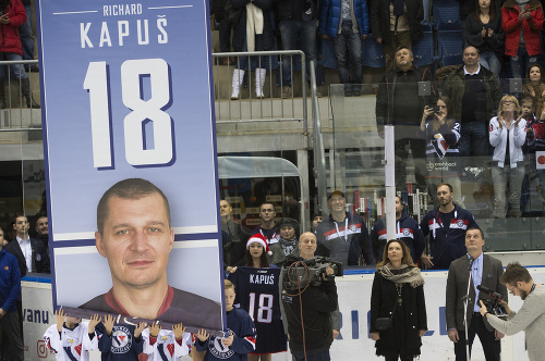 HC Slovan Bratislava si pred sobotňajším zápasom Kontinentálnej hokejovej ligy (KHL) proti Jokeritu Helsinki uctil svojho bývalého hráča Richarda Kapuša.