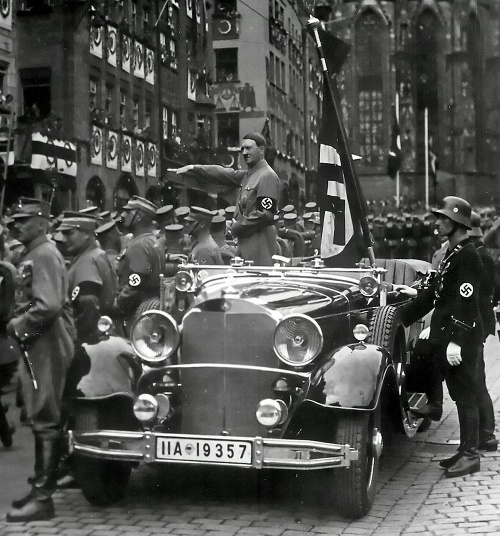 Hitler používal mercedes počas slávností a prehliadok.