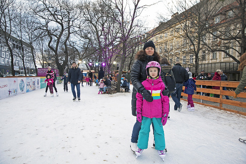 Lenka (7) a Silvia (37) boli vyskúšať ľadovú plochu na Hviezdoslavovom námestí.
