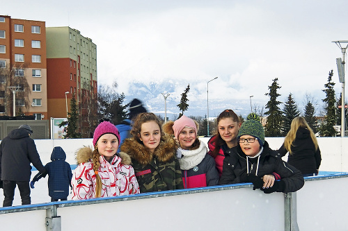 Michaela, Viktória , Emka, Adrián a Natália si spoločné korčuľovanie pri športovej aréne užívali.