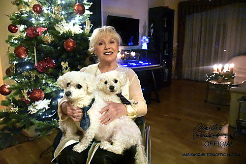 Aké by to boli Vianoce bez milovaných psíčkov. Lucky a Láska robili Marike spoločnosť aj tento rok.