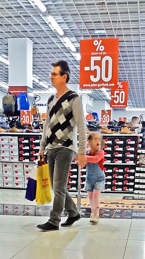 Miro s dcérkou vyberali topánky.