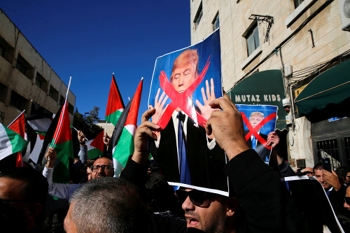 Palestínske protesty proti Trumpovmu rozhodnutiu ohľadom Jeruzalema pokračujú.
