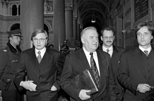 Február 1996: Viedenský súd rozhodol, že nevydá Kováča ml. do Nemecka a narovinu povedal, že za únosom boli slovenské štátne orgány.