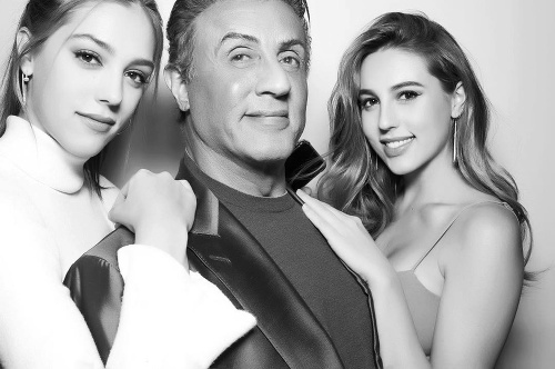Herec Silvester Stallone (71) sa v sobotu pochválil novou fotografi u svojich krásnych dcér - študentky Sophie (21) a modelky Sistine (19).