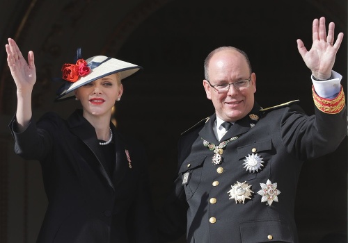 Kňažná Charlene žiarila v elegantnom klobúčiku a s červeným rúžom.
