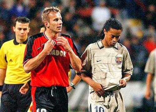 Historická chvíľa: Prichádza výmena dresu s Brazílčanom Ronaldinhom.