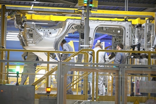 Moderná výrobná linka zamestná 600 ľudí a 700 robotov.