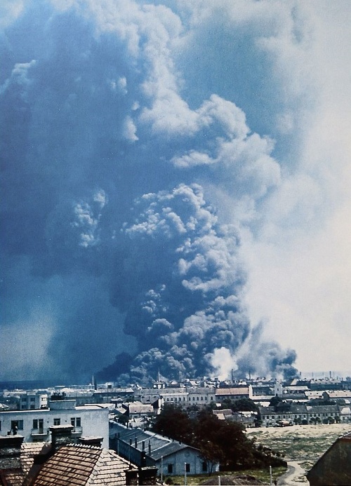 Americké bombardéry zaútočili na rafinériu Apollo,  Zimný prístav a dunajský most. 