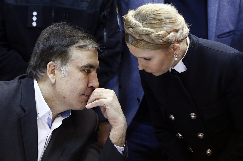 Bývalý gruzínsky prezident Michail Saakašvili a bývalá ukrajinská premiérka Julija Tymošenková pred začiatkom súdu v Kyjeve.