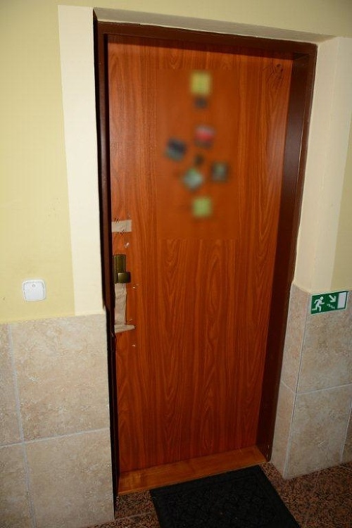 Vražda sa mala odohrať v byte za týmito dverami, ktoré polícia zapečatila. 