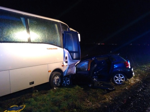 Neďaleko Trenčína sa zrazil autobus strednej veľkosti s osobným autom, ktorého vodička († 40) prišla o život. 