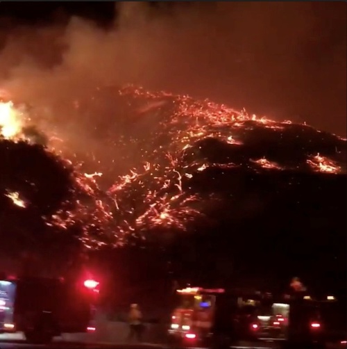Kaliforniu sužujú divoké lesné požiare.