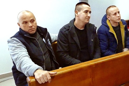 Trojica dozorcov na súde - zľava Vladimír ((49), Gabriel (38), Peter (32).