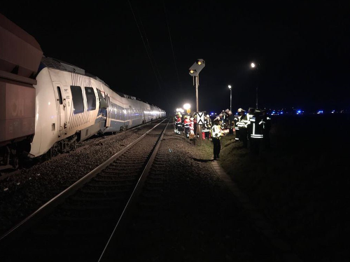 Po zrážke rýchlika s nákladným vlakom hlásia desiatky zranených.