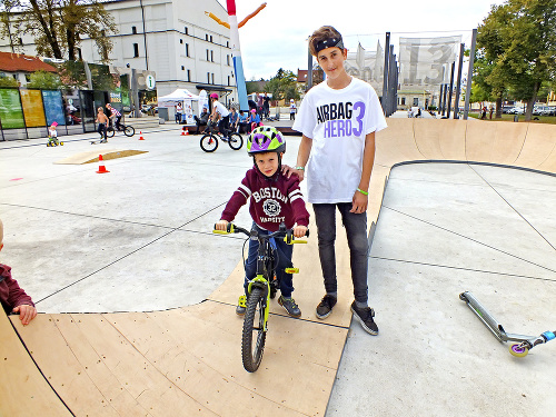 Dávid Mikula (13) dozerá na Marka (4), ktorý si na adrenalínovom podujatí vyskúšal na bicykli prekážkovú dráhu.