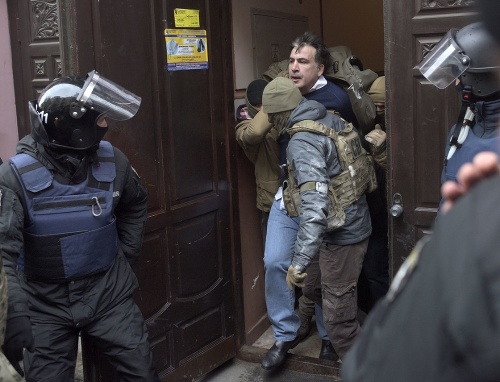 Ukrajinská tajná polícia SBU odprevádza po zadržaní bývalého gruzínského prezidenta Michaila Saakašviliho.