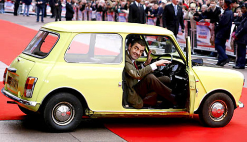 Mr. Bean má v seriáli malé smiešne autíčko, no v skutočnosti jazdí na luxusnom športiaku.