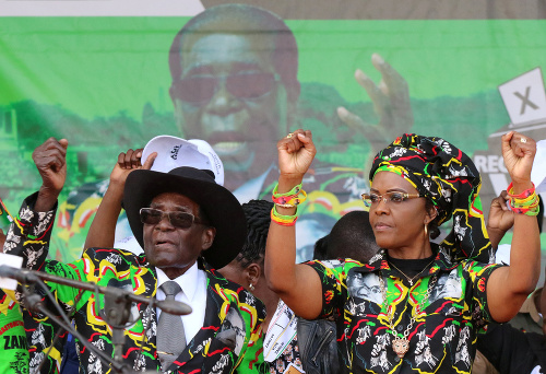 Prezident Zimbabwe Robert Mugabe s manželkou Grace