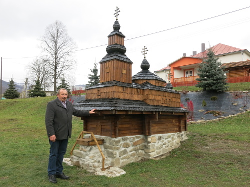 Starosta Vasiľ Dinič sa z repliky chrámu veľmi teší.