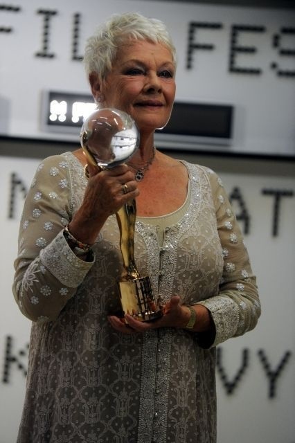 Herečka Judi Dench si v Karlovych Varoch prebrala ocenenie za mimoriadny prínos do svetovej kinematografie.