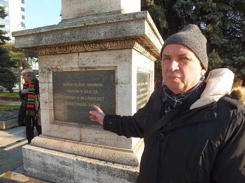 Aktivista Peter Neuwirth pri pamätníku na Námestí osloboditeľov, ktorý by rád premiestnil na verejný cintorín.