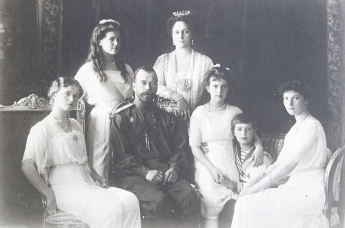 Cár Mikuláš, cárovná Alexandra so svojimi deťmi.