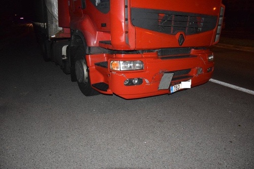 Ženu, ktorá kľačala na ceste, zrazil tento česká kamión.