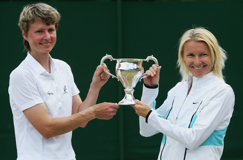 Jana Novotná (vpravo) s Helenou Sukovou po triumfe vo štvorhre Wimbledonu v roku 2007.
