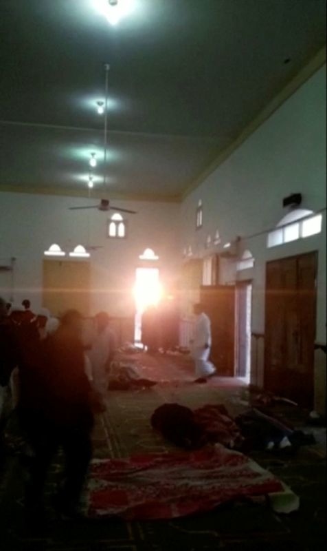 Krviprelievanie v mešite si vyžiadalo stovky mŕtvych a zranených.