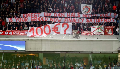 Za tento nápis si na fanúšikov Bayernu posvieti UEFA.