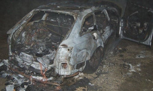 Vo vnútri zhoreného auta v dedine Žilinského kraja našli nehybné telo.
