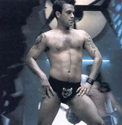2000 - Robbie predviedol slipy v klipe Rock DJ.