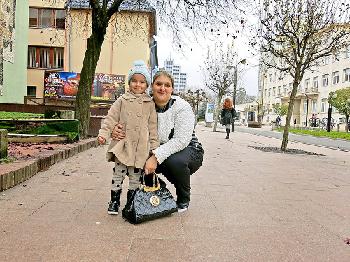 Adriana (34) s dcérkou Nelinkou (4) sa v chladnom počasí vybrali na prechádzku.